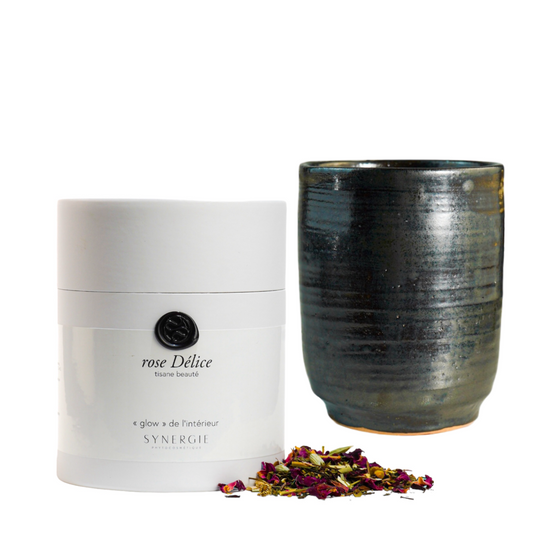 L'ensemble Tisane Rose Délice et tasse artisanale.